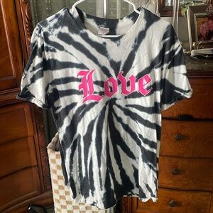 💓🖤 Tie dye “Love” t-shirt